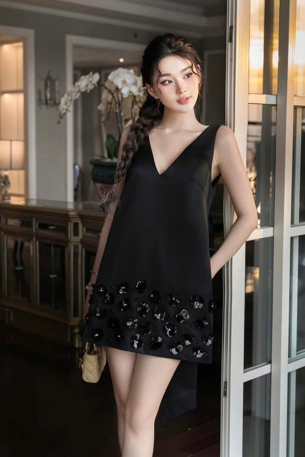 flower sleeveless v-neck mini dress in black