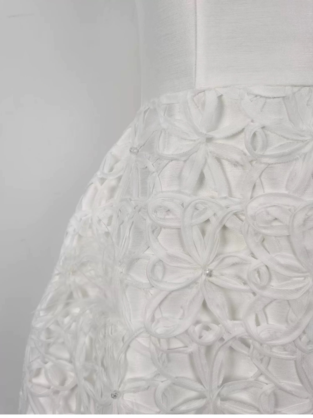 WHITE FLORAL EMBELLISHED STRAPLESS MIDI DRESS