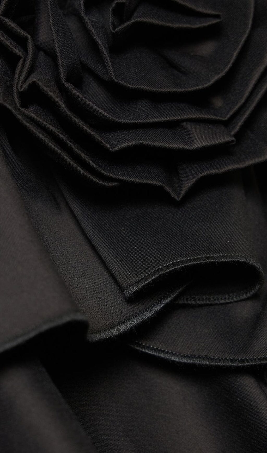 RUFFLE-DETAIL HALTER CROP TOP IN BLACK DRESS STYLE OF CB