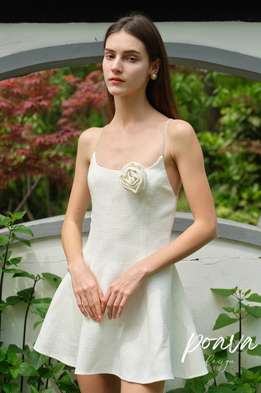 A line floral strappy mini dresses in white