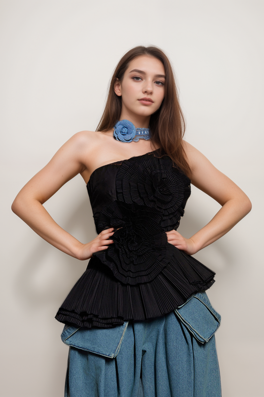 STRAPLESS FLOWER PLEATED TOP IN BLACK