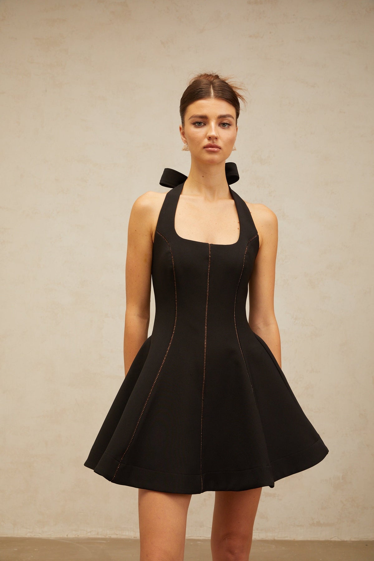sandy halterneck bow-embellished mini dress in Black