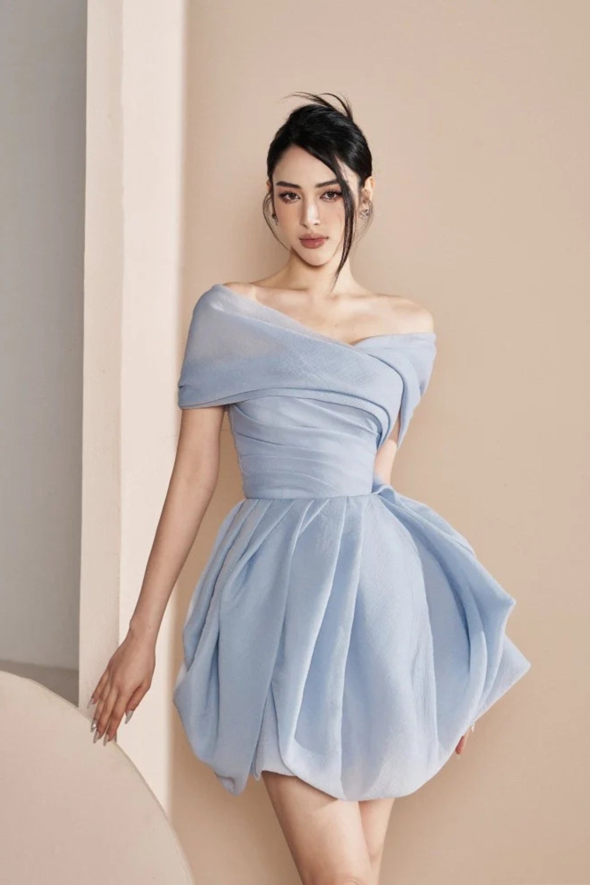 BLUE STRAPLESS SOLID WRINKLED COTTON MINI DRESS