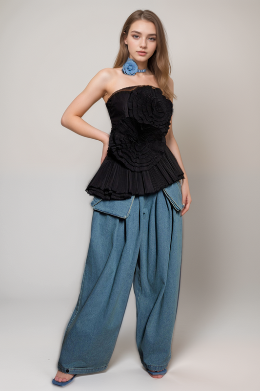 STRAPLESS FLOWER PLEATED TOP IN BLACK