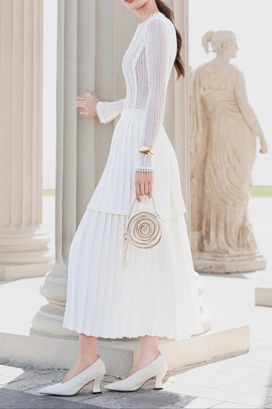 Sleeveless pleated layer skirt suit in white