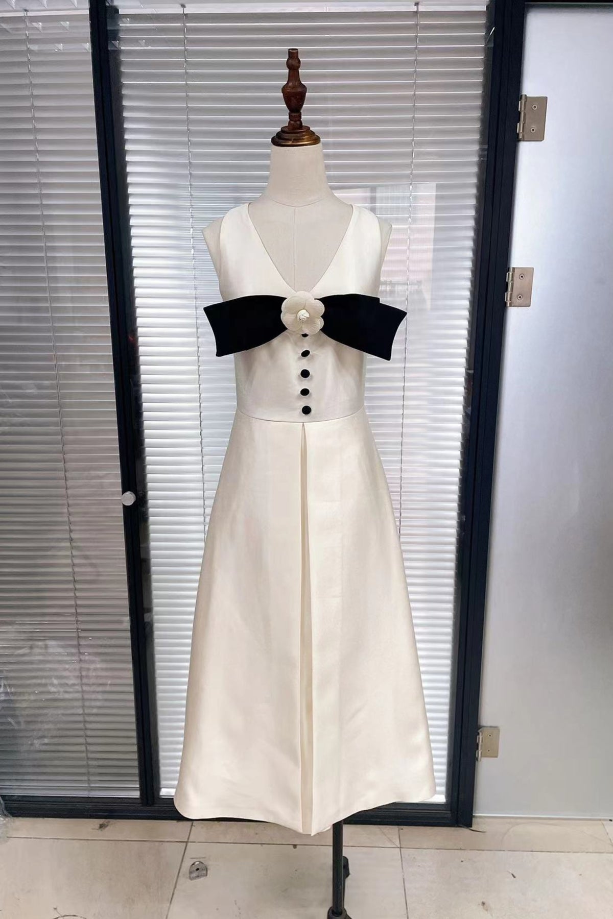 flower embellished bow midi dress in white