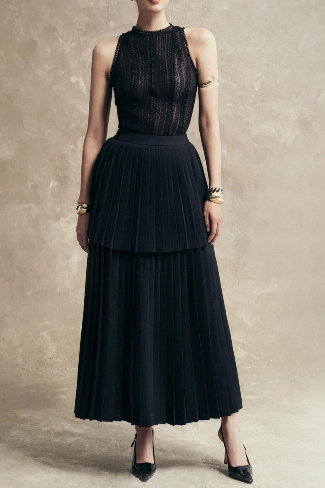 Sleeveless pleated layer skirt suit in black