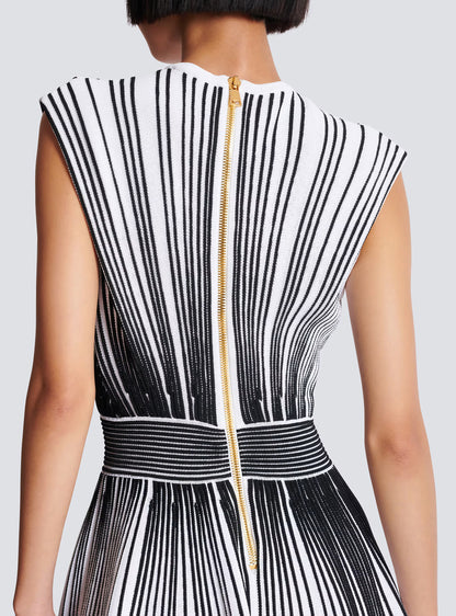 Two-tone v-neck sleeveless flared knit mini dress