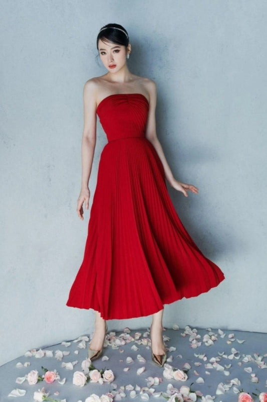 PLEATED STRAPLESS MIDI DRESS IN WINE RED