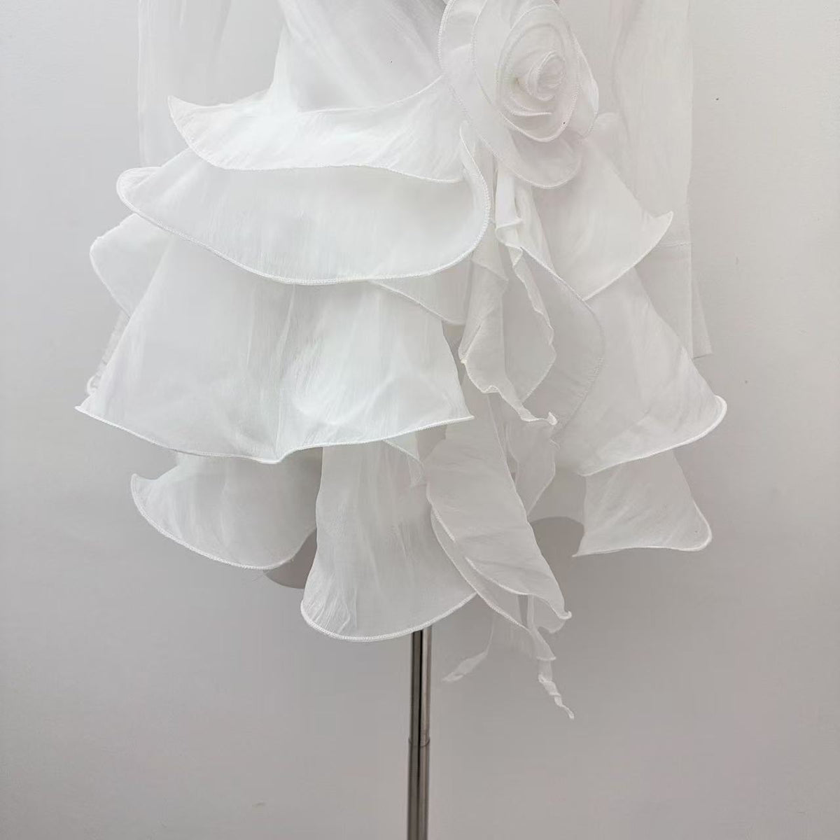 flower ruffle ribbon mini dress in white
