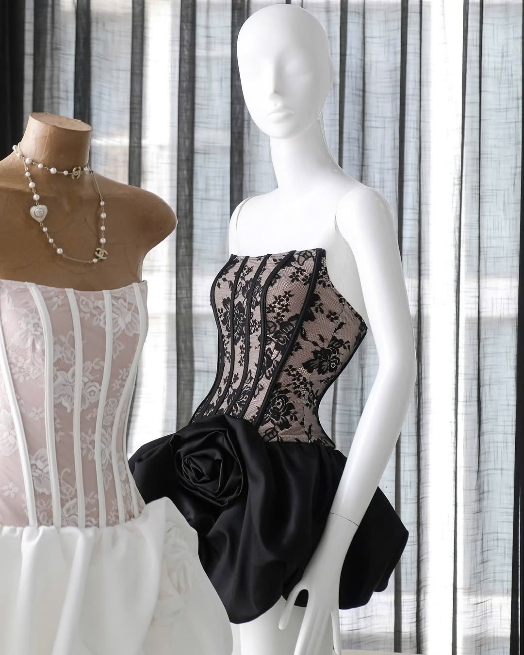 Flower bud puffy strapless mini dress in black