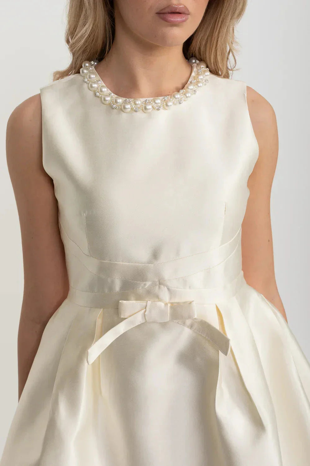 Elegant Fitted Dress With Pearl-Embellished Round Neckline And Bow Waistline Accent - Ivoire