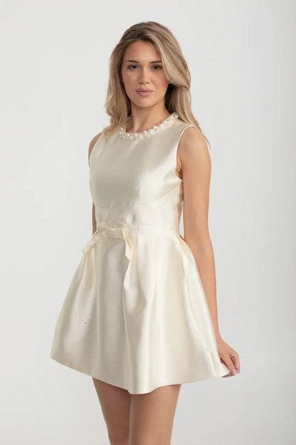 Elegant Fitted Dress With Pearl-Embellished Round Neckline And Bow Waistline Accent - Ivoire