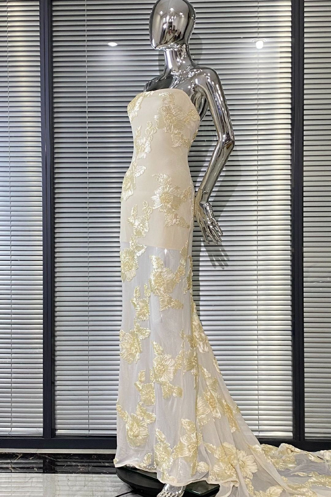 EMBROIDERED STRAPLESS GOWN IN APRICOT