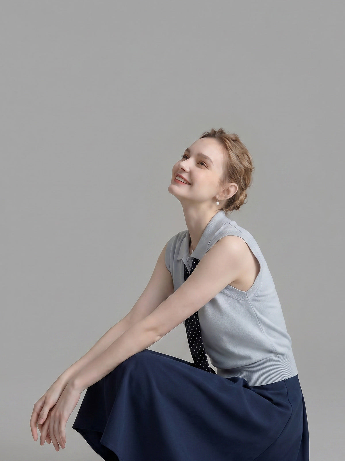 Polo Collar Sleeveless Knit Top With Polka Dot Tie