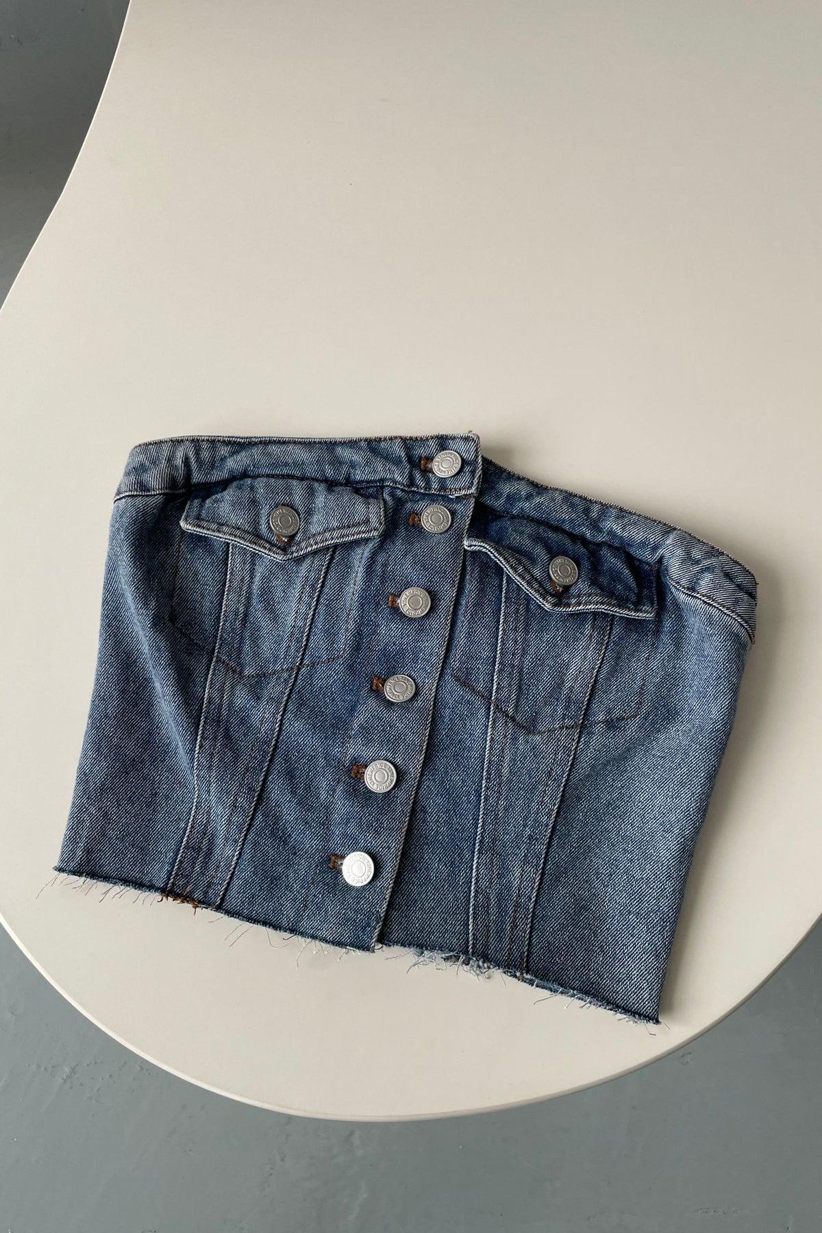 8-button denim tube top in blue