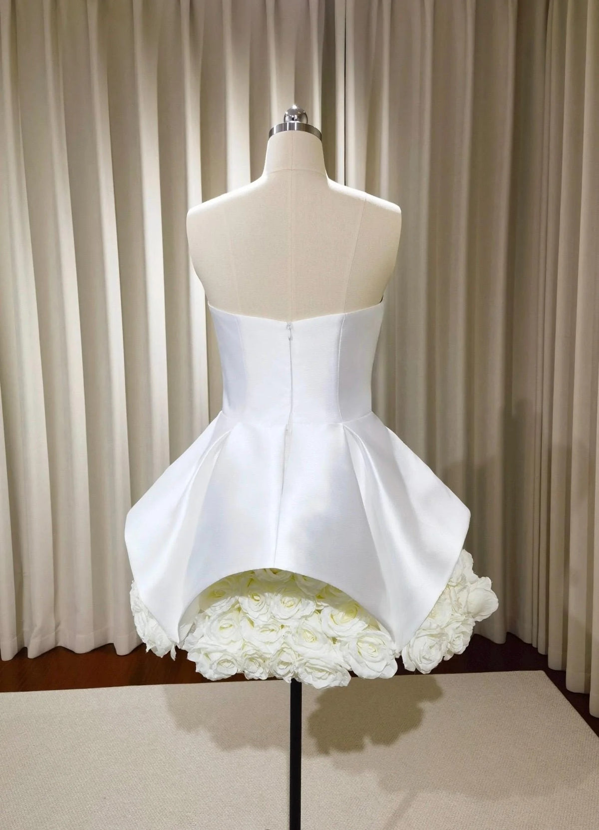 SALLY STRAPLESS FLOWER MINI DRESS IN WHITE