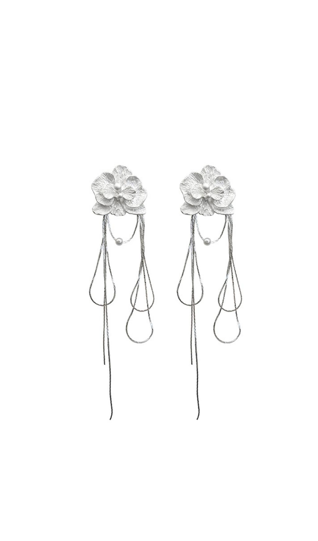 METALLIC FLOWER CHAIN TASSEL EARRINGS