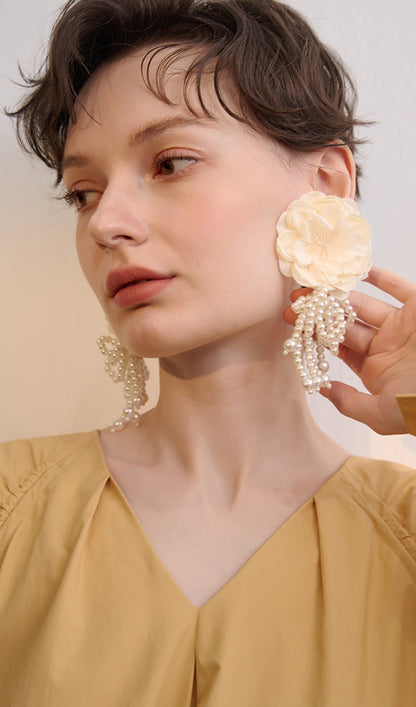 WHITE FLOWER PETALS ACRYLIC EARRINGS