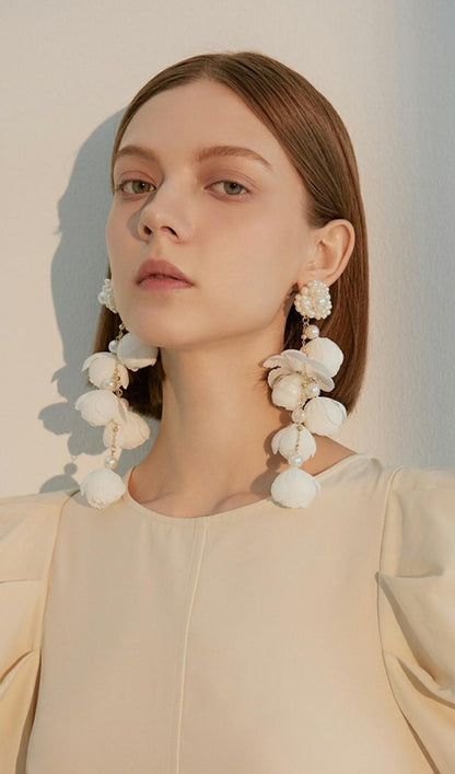 WHITE PEARL FLOWER EARRINGS